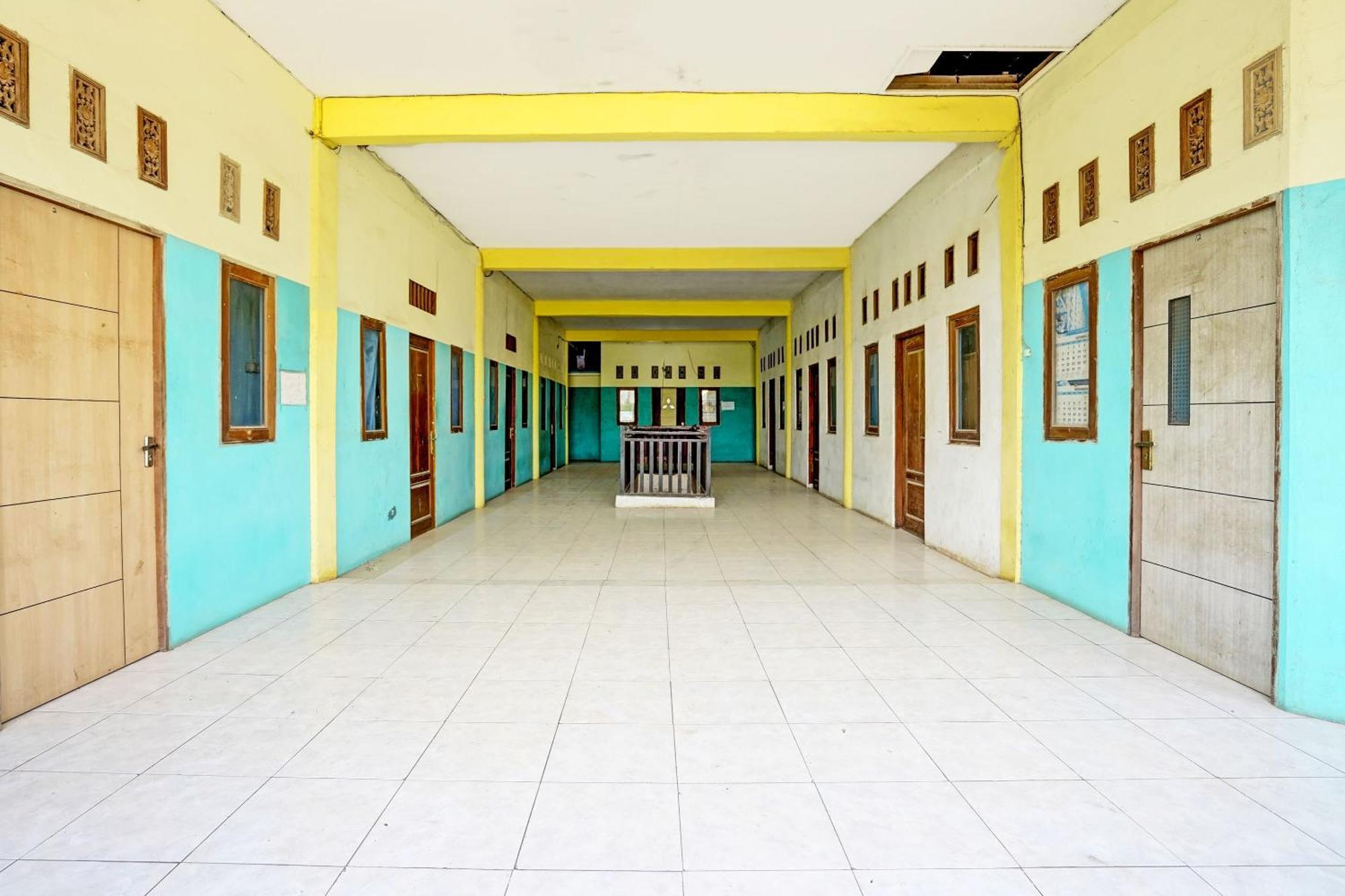 Oyo Life 93037 Nova Jaya Homestay Syariah Lamongan Luaran gambar