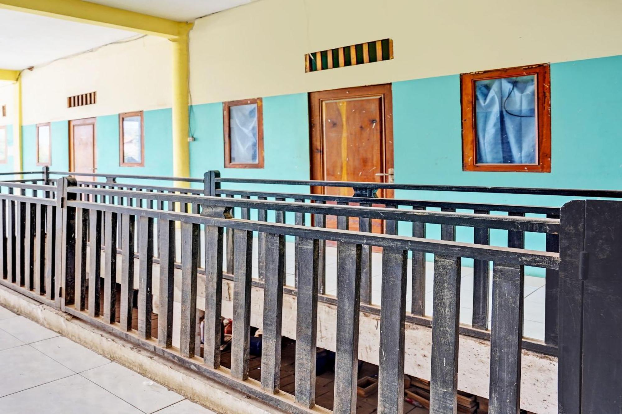 Oyo Life 93037 Nova Jaya Homestay Syariah Lamongan Luaran gambar