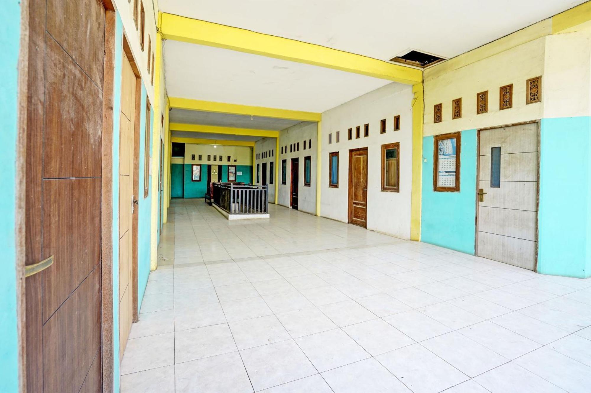 Oyo Life 93037 Nova Jaya Homestay Syariah Lamongan Luaran gambar