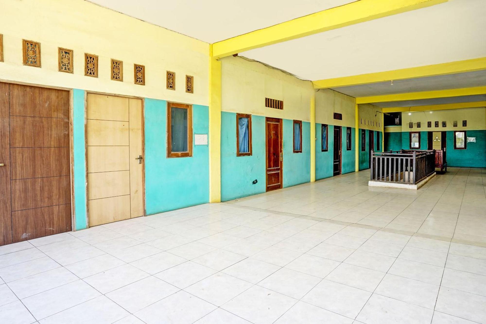 Oyo Life 93037 Nova Jaya Homestay Syariah Lamongan Luaran gambar