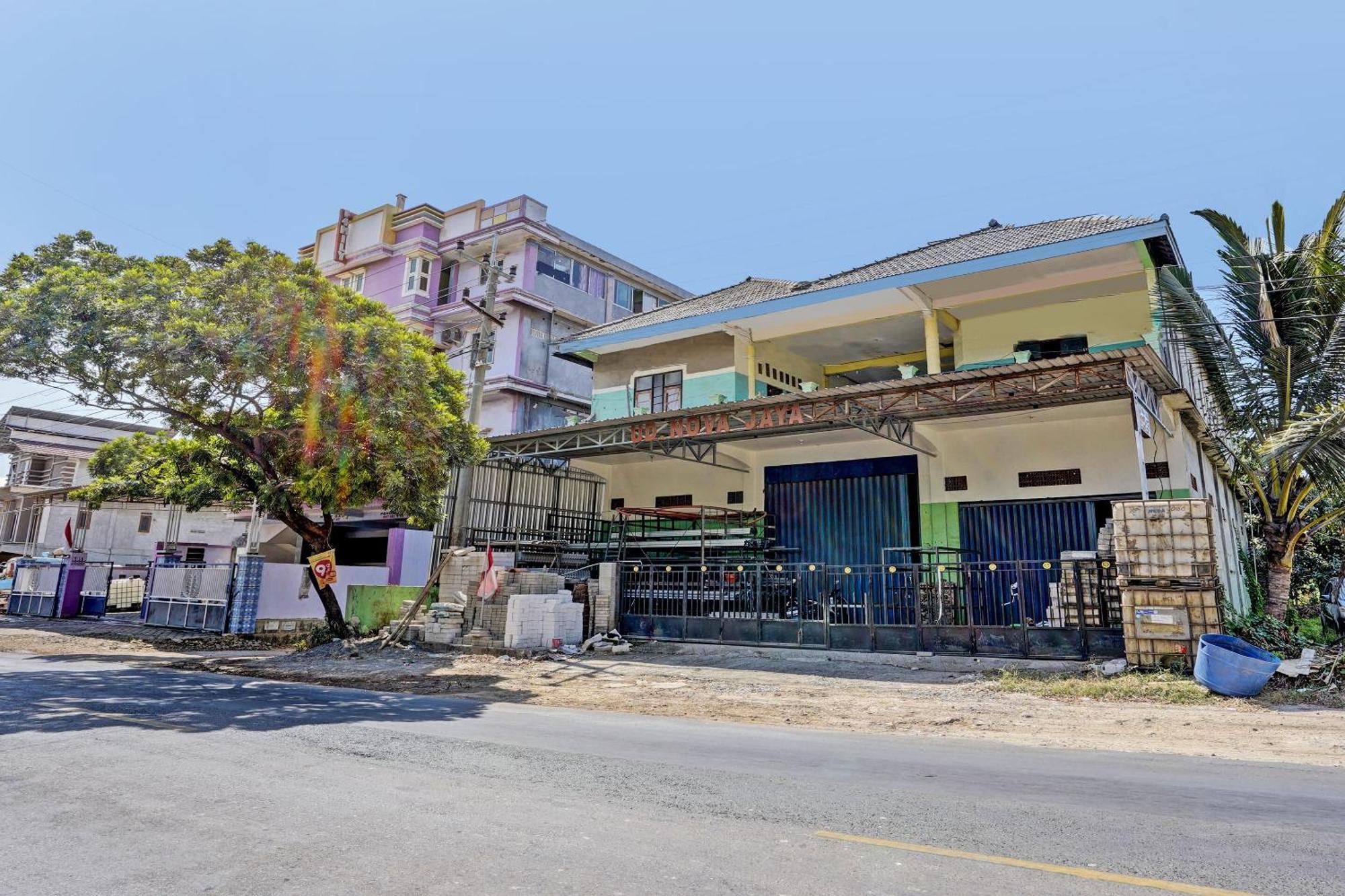 Oyo Life 93037 Nova Jaya Homestay Syariah Lamongan Luaran gambar
