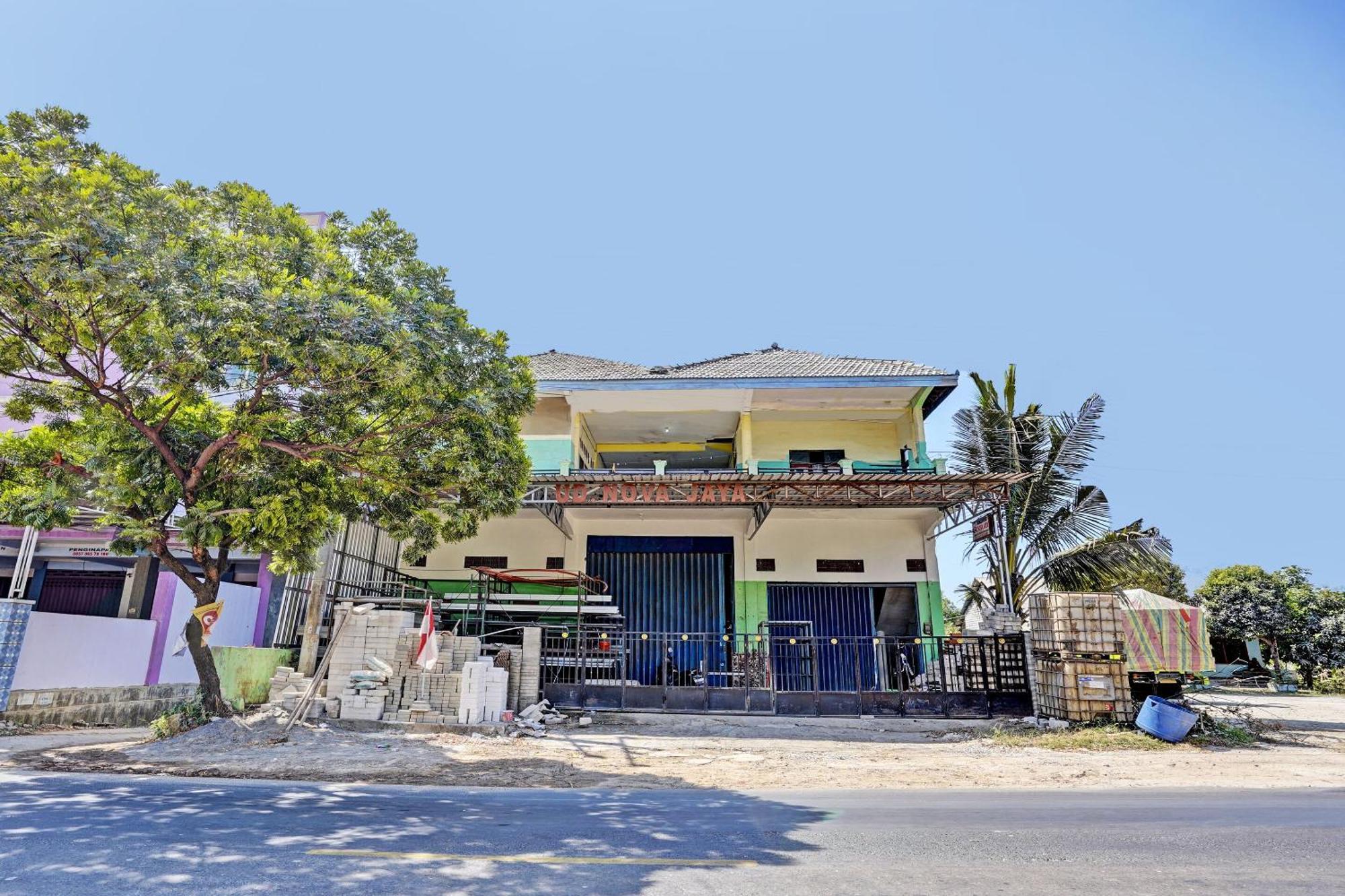 Oyo Life 93037 Nova Jaya Homestay Syariah Lamongan Luaran gambar